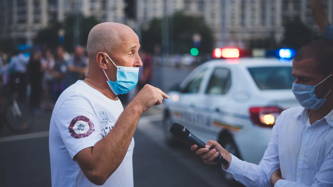 Apariţie neaşteptată la protestele de duminică din Piaţa Victoriei! Mugur Mihăescu s-a alăturat mulţimii, însă cu masca pe faţă VIDEO