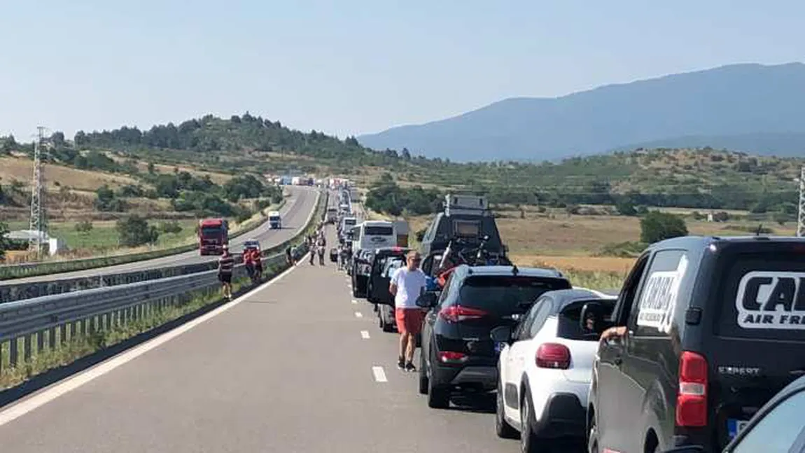 Coadă de 15 kilometri la intrarea în Grecia. Ce au ajuns oamenii să facă în timp ce aşteaptă să plece în concediu