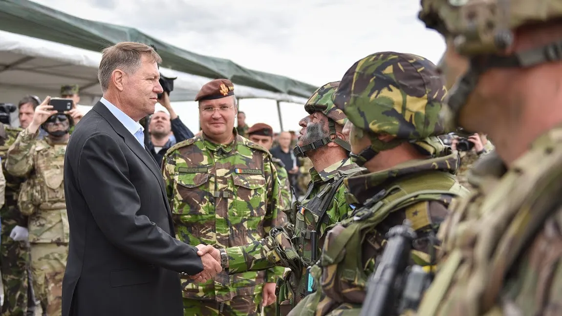 INCIDENT lângă Iohannis. Un militar a leşinat în preajma preşedintelui în timpul vizitei la baza din Cincu