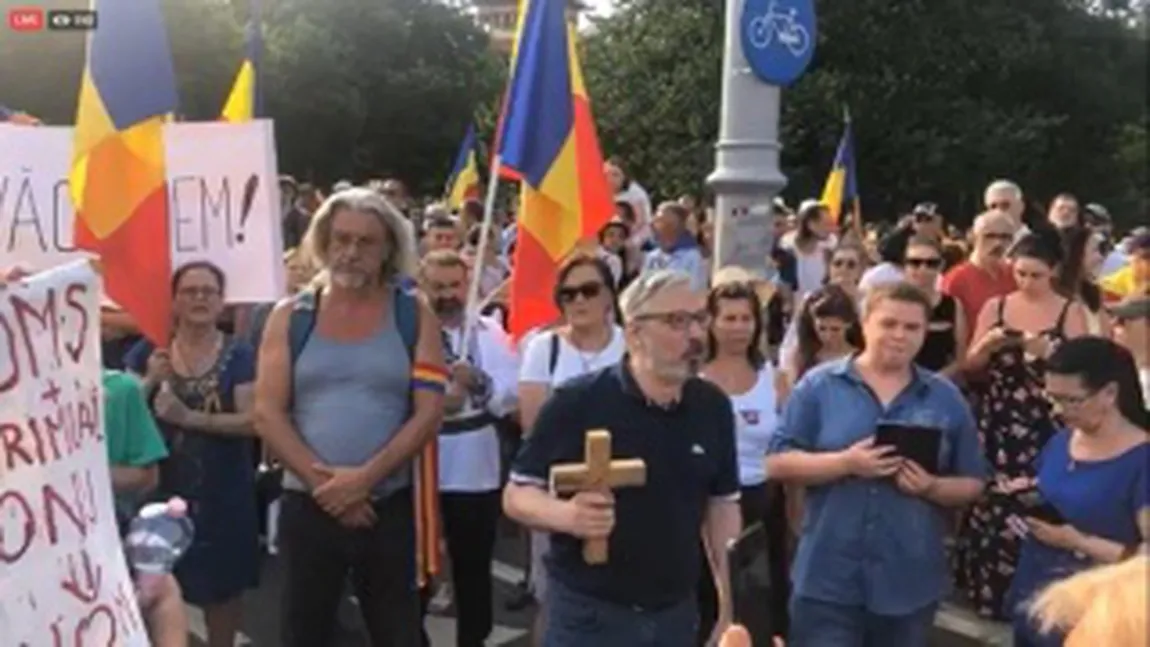 Protest fără măşti de protecţie în Piaţa Victoriei. 