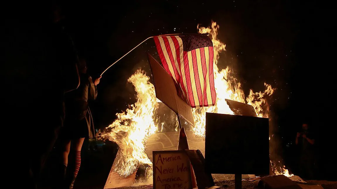 Protestele violente din Portland se extind. Manifestanţii s-au bătut cu poliţia în Arizona, marşuri impresionante în Texas FOTO