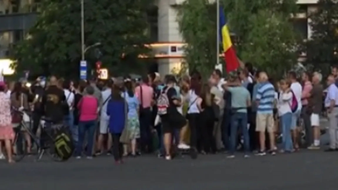 Nou protest în Piaţa Victoriei împotriva legii carantinării. Oamenii scandează 