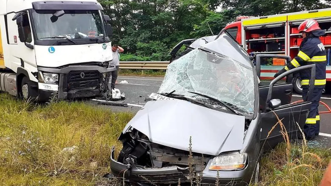 Accident mortal în Arad. Doi bărbaţi şi-au pierdut viaţa, iar două minore se află în stare gravă