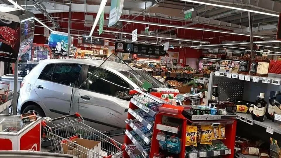 O şoferiţă a intrat cu maşina printre rafturile unui magazin după ce ar fi încurcat acceleraţia cu frâna