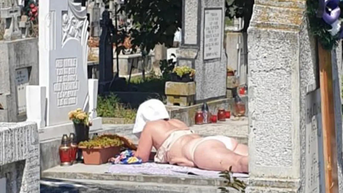 Incredibil. O femeie din Alba Iulia a făcut plajă în cimitir, pe o piatră de mormânt