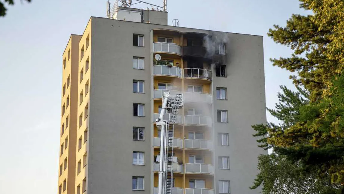 Cinci oameni au murit după ce au sărit de la etajul 12 al unui bloc în care izbucnise un incendiu VIDEO
