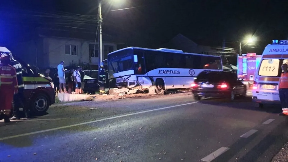 Accident înfiorător în Gorj între un autocar şi o maşină. Mai mulţi mineri ai CE Oltenia, răniţi