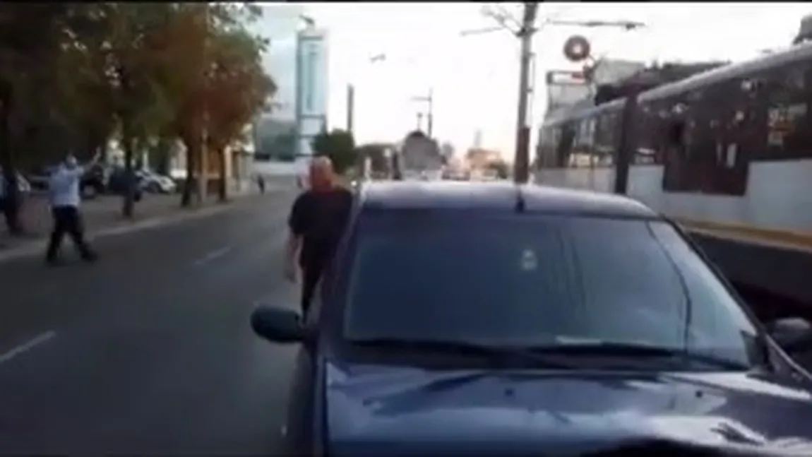 Accident pe linia de tramvai 41. O maşină a ajuns pe şinele după ce şoferul a adormit la volan
