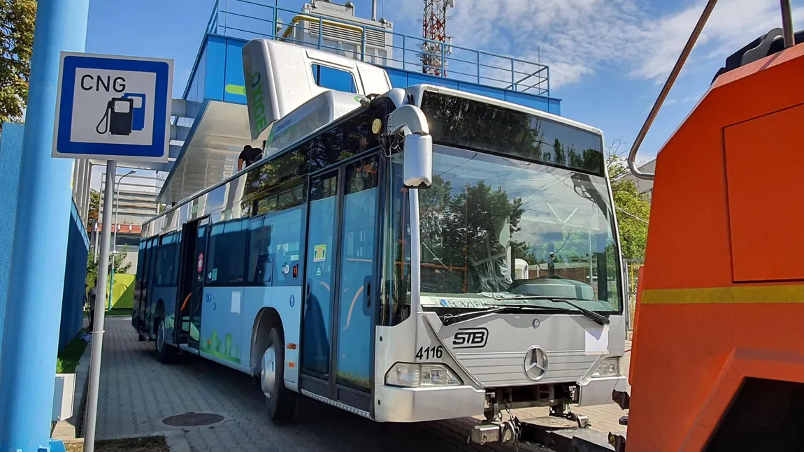 Noi imagini cu autobuzul pe gaz al STB. Are scaune din piele şi aer condiţionat