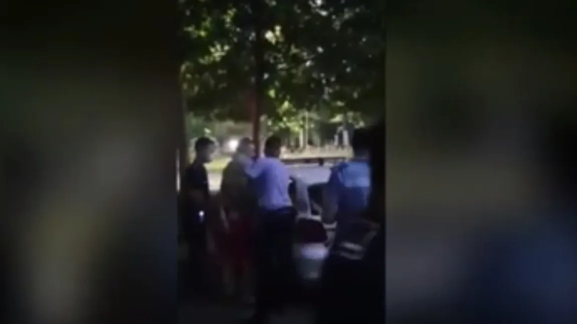 Scandal uriaş în Capitală. Un bărbat a fost săltat de la o petrecere cu copii şi încătuşat de poliţişti VIDEO