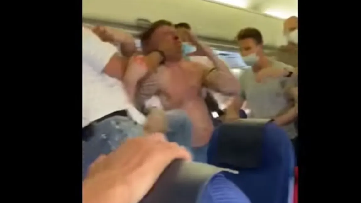 Bătaie în avion. Doi pasageri şi-au împărţit pumni din cauza lipsei măştilor de protecţie VIDEO