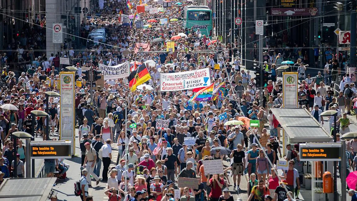 Proteste ample la Berlin, împotriva restricţiilor. Mii de oameni sfidează distanţarea socială şi nu poartă măşti VIDEO