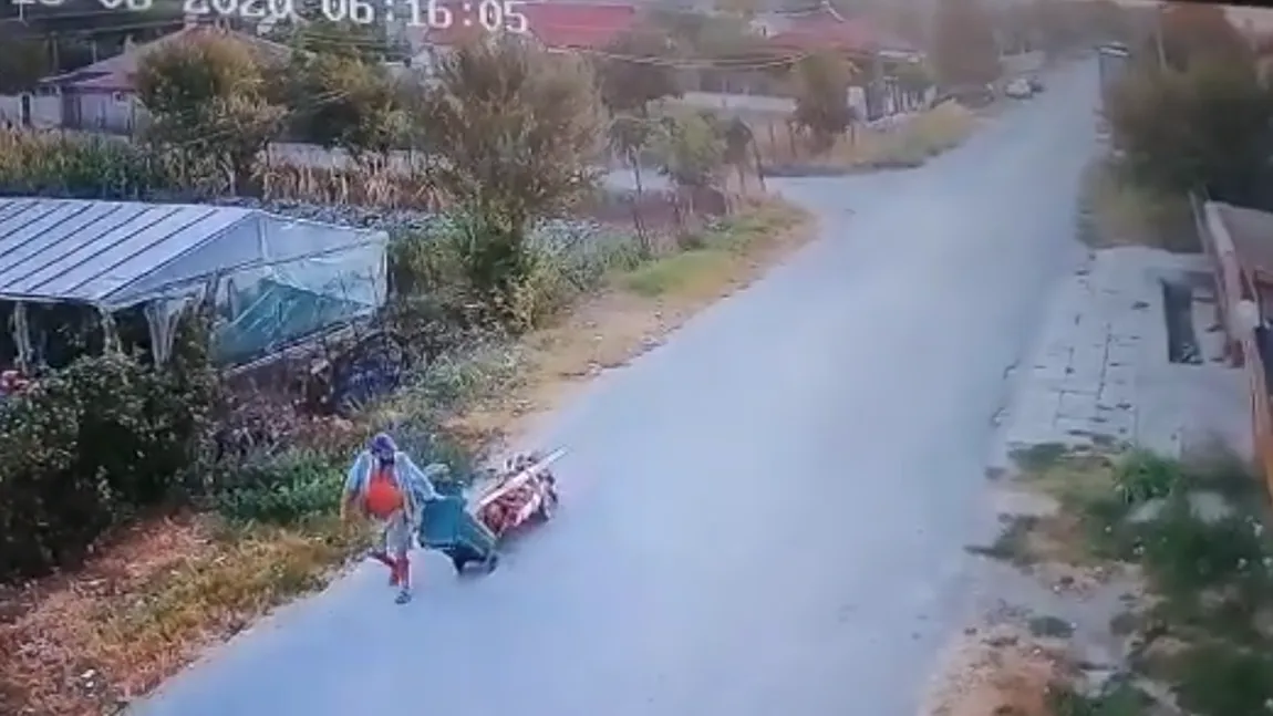 Scene incredibile! Bărbat decedat, transportat într-un căruţ la cimitir VIDEO