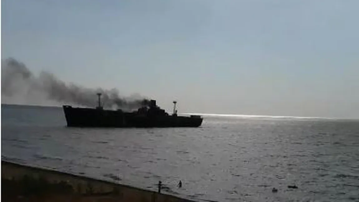 Arde epava de la Costineşti! Incendiu la bordul vasului care e simbolul staţiunii VIDEO