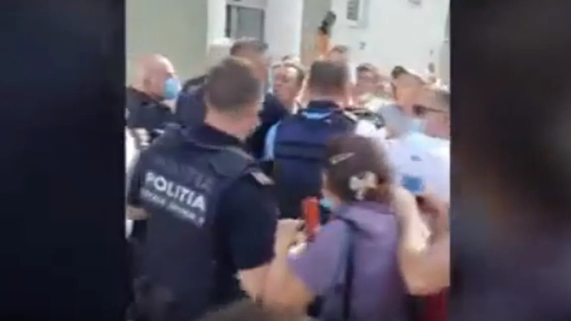 Protest violent în faţa sectorul 5. Angajaţii de la salubritate s-au luat la bătaie cu poliţiştii locali VIDEO