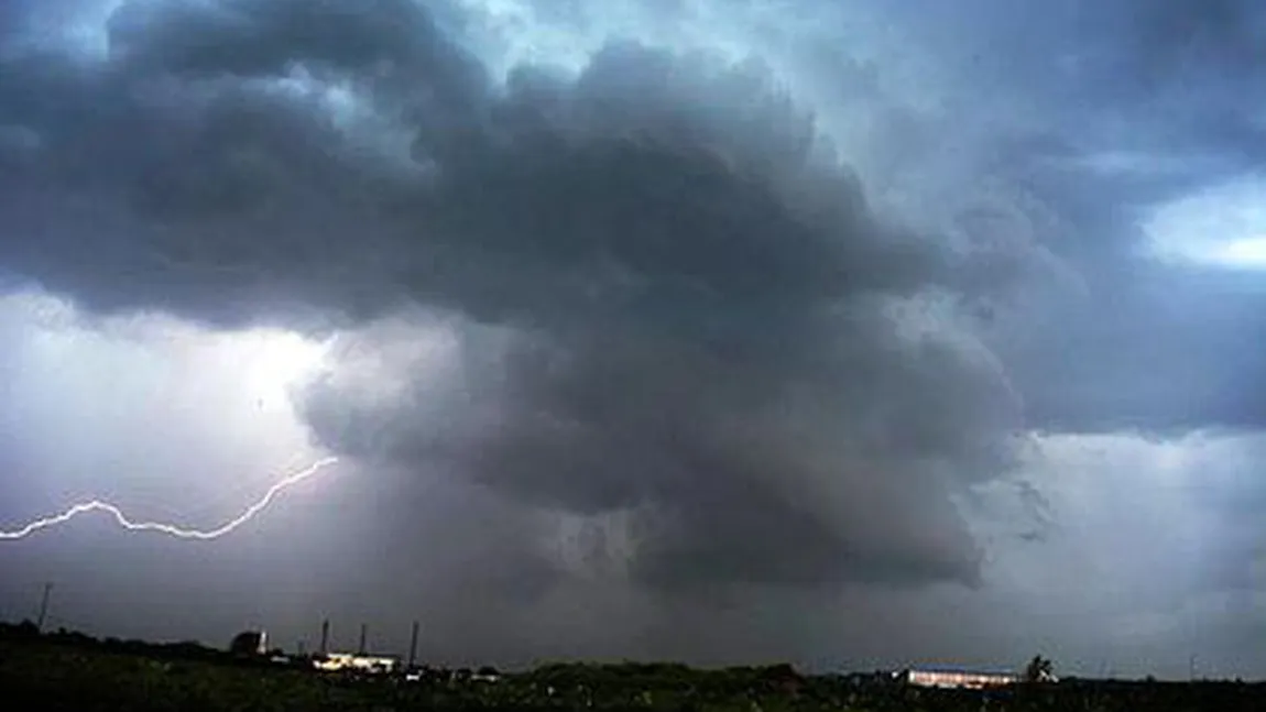 Alertă meteo COD PORTOCALIU. Furtuni puternice în peste jumătate de ţară