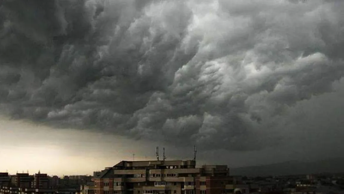 PROGNOZA METEO. Semne de toamnă, furtuni violente în weekend