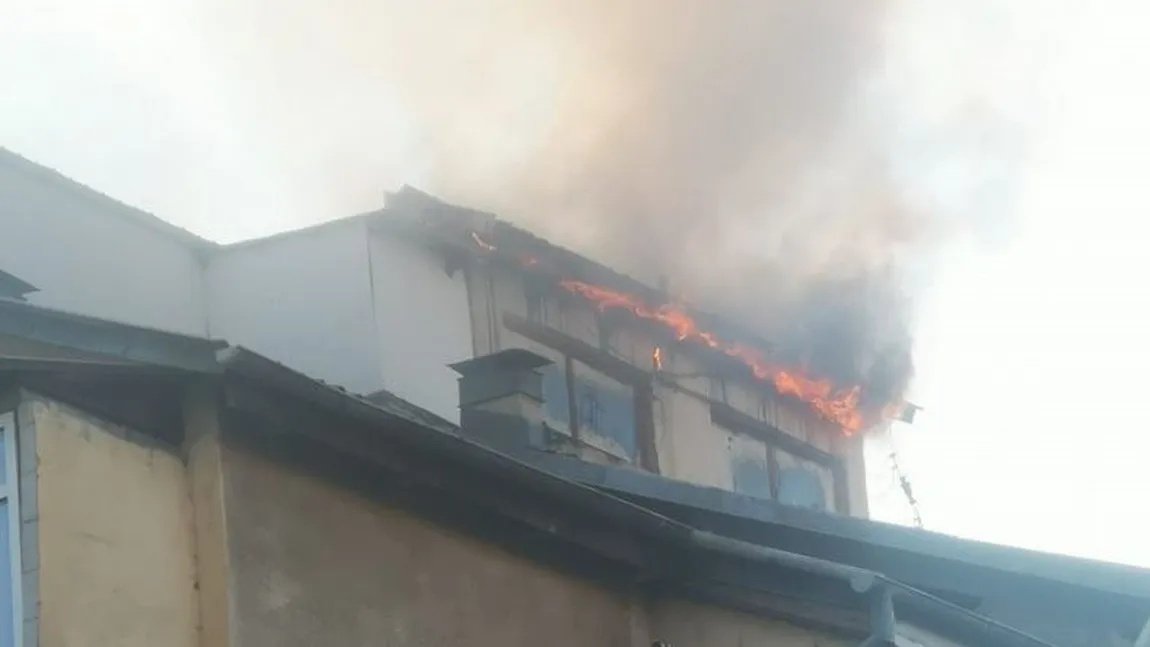 INCENDIU violent la acoperişul unui bloc din Iaşi. 15 oameni, EVACUAŢI de urgenţă din calea flăcărilor
