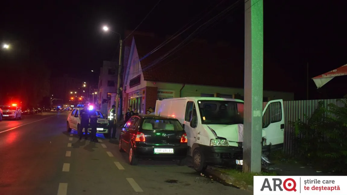 Urmărire cu focuri de armă în Arad. Mai multe echipaje de poliţie au reuşit să prindă un vitezoman după ce s-a izbit de un stâlp