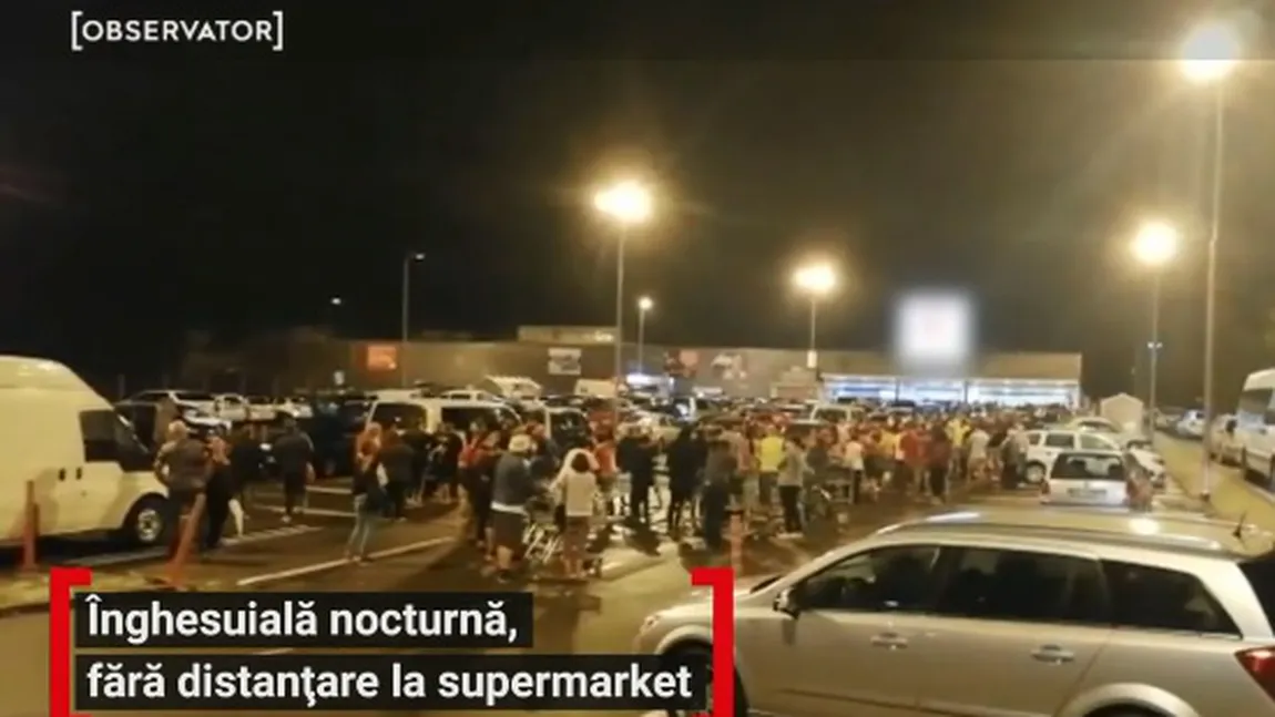Îmbulzeală la supermarket pentru reduceri. Oamenii au uitat de masurile anti-COVID şi s-au îngrămădit la cumpărături