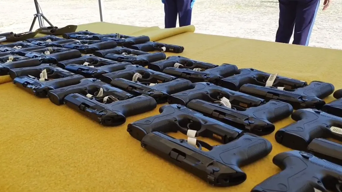 Pistoalele Beretta înmânate de Marcel Vela, restituite de poliţişti după ceremonie. Motivul pentru care nu pot fi folosite