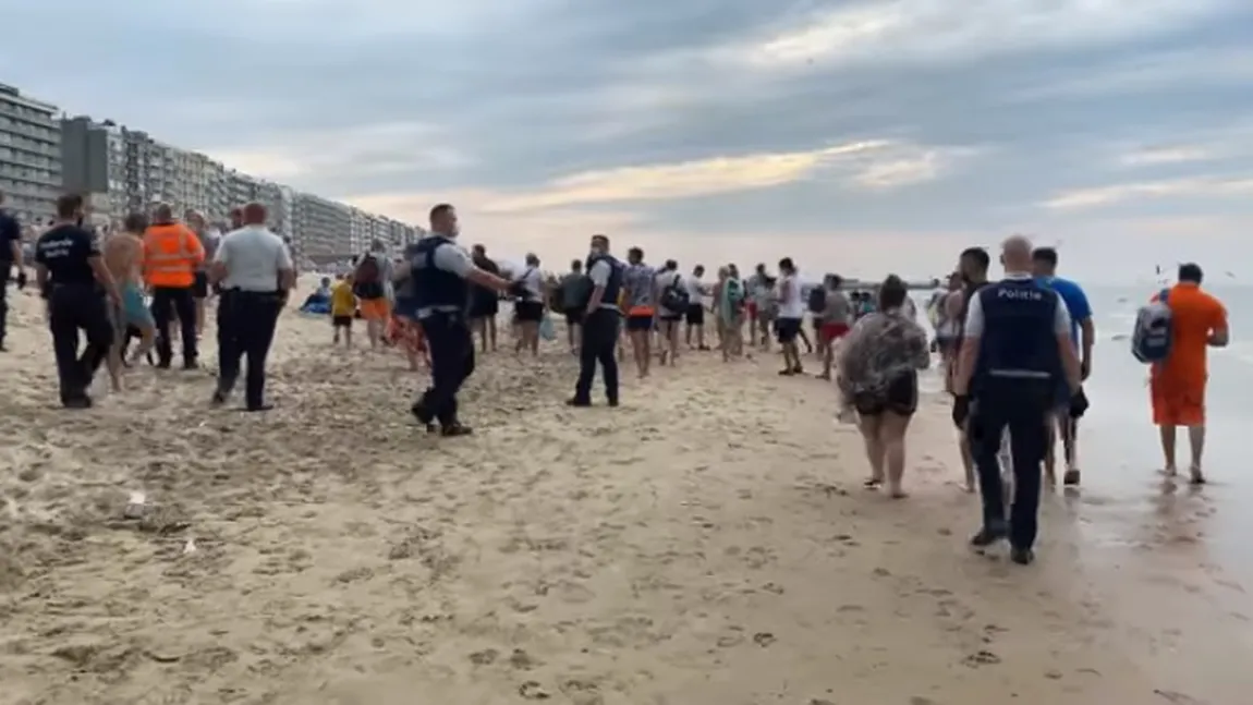 Bătaie generală pe plajă  cu umbrele şi şezlonguri în plină pandemie de COVID-19 VIDEO