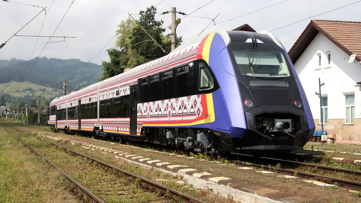 Noul tren românesc, fabricat la Paşcani, a fost pus pe şine. Imagini cu garnitura, în testele din Bucovina VIDEO