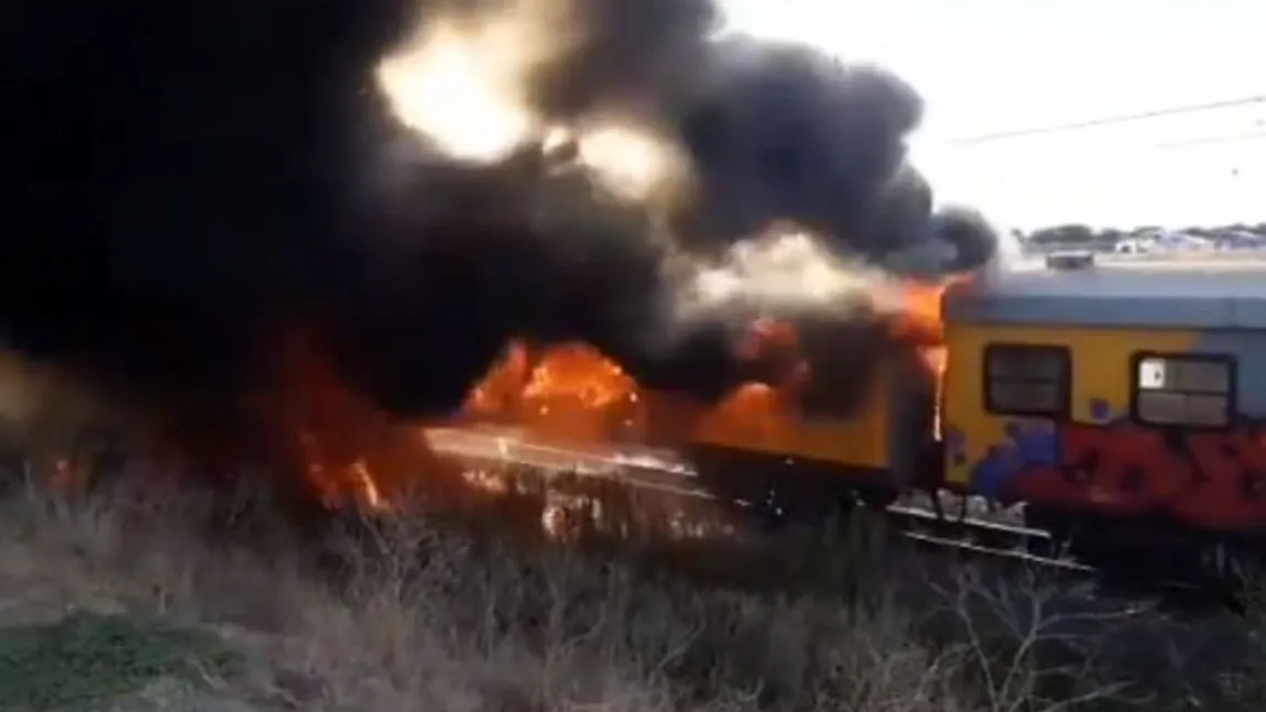 Trafic feroviat blocat pe Valea Prahovei. Locomotiva unui tren a luat foc
