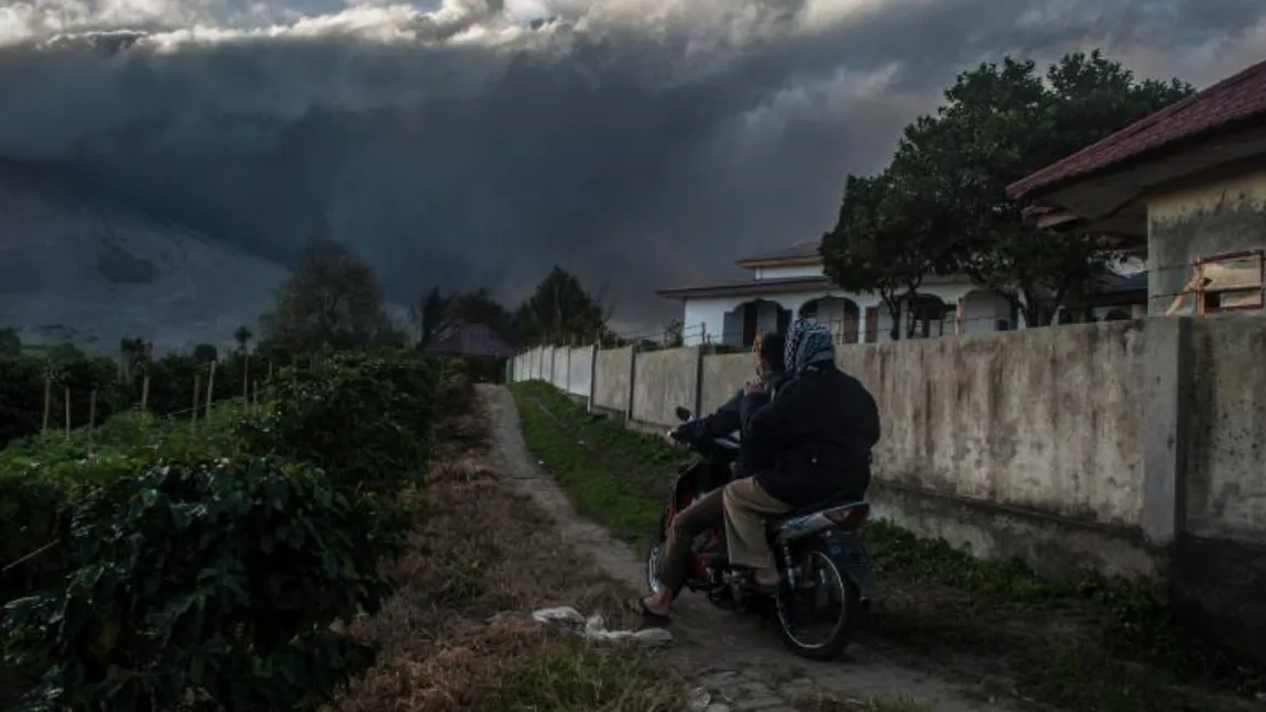 Fenomen neobişnuit! S-a lăsat întunericul în mijlocul zilei ca urmare a erupţiei unui vulcan