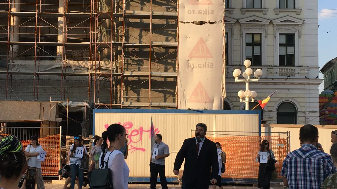 Protest anti-mască la Timişoara. Mai mulţi părinţi nu sunt de acord ca elevii să poarte mască la şcoală
