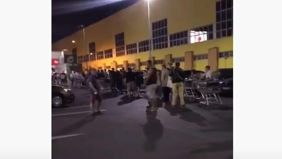 Aglomeraţie într-un supermarket din Braşov. Sute de oameni s-au înghesuit la promoţii în toiul nopţii