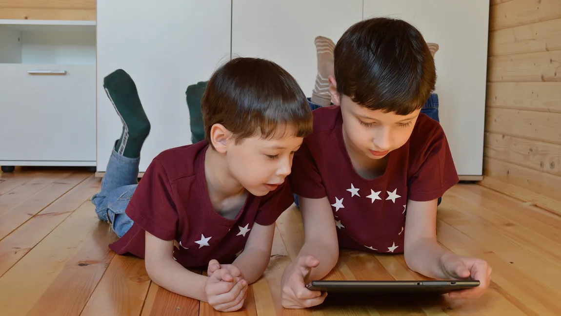 SONDAJ Aproape jumătate dintre copiii care au acces la internet au vorbit cu o persoană necunoscută, care i-a abordat în mediul online