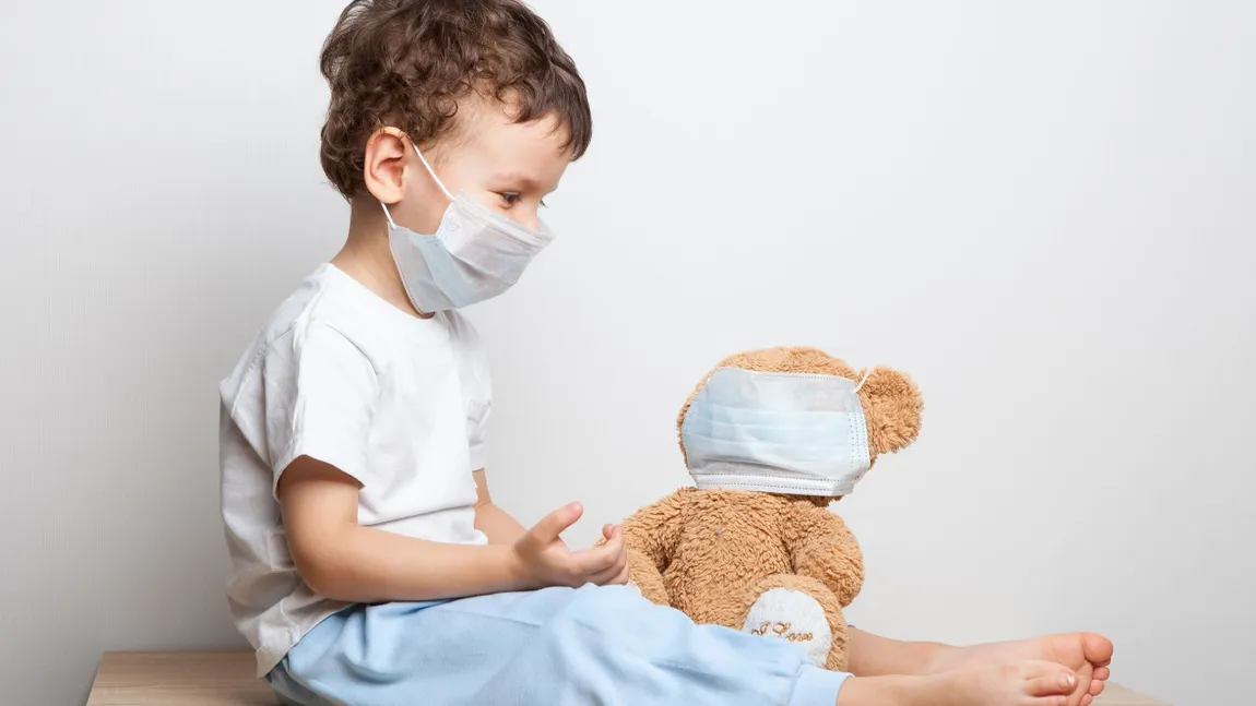 Cum îi învăţăm pe cei mici să poarte masca de protecţie la şcoală. Sfatul specialiştilor