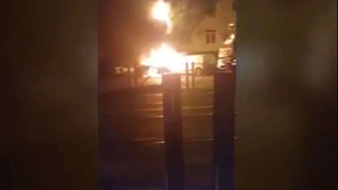 Incendiu dramatic în Capitală! Maşină în flăcări în faţa Clubului Dinamo (VIDEO)