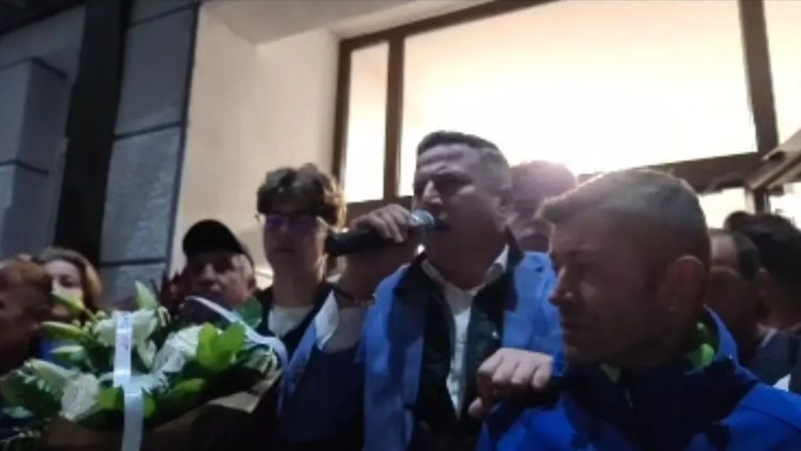 VIDEO. Mii de oameni îl felicită pe primarul din Sângeorz-Băi care şi-a abuzat fiica! Fără măşti, toată lumea cântă