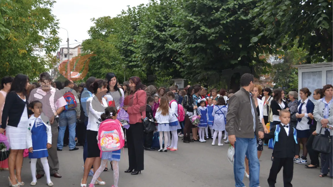 Director DSP, apel către părinţii care se înghesuie în faţa şcolilor: Ar trebui mai multă grijă