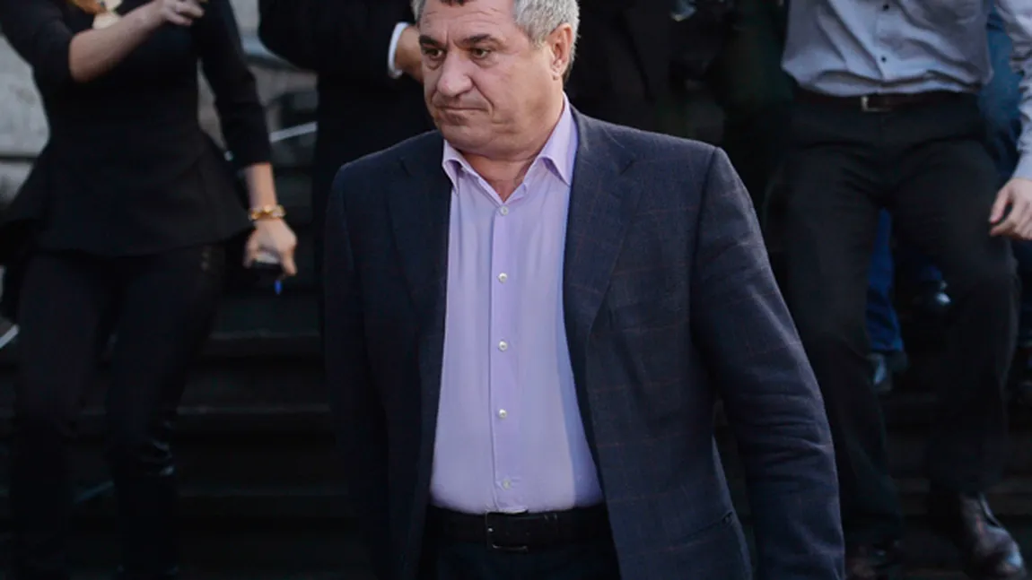 Imagini rare cu Victor Becali, în şlapi şi pantaloni scurţi! Milionarul a renunţat la bolidul de lux în favoarea... bicicletei