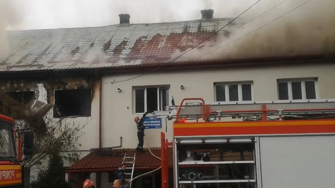 Incendiu la o şcoală din Alba. Pompierii au intervenit şi au evacuat elevii VIDEO