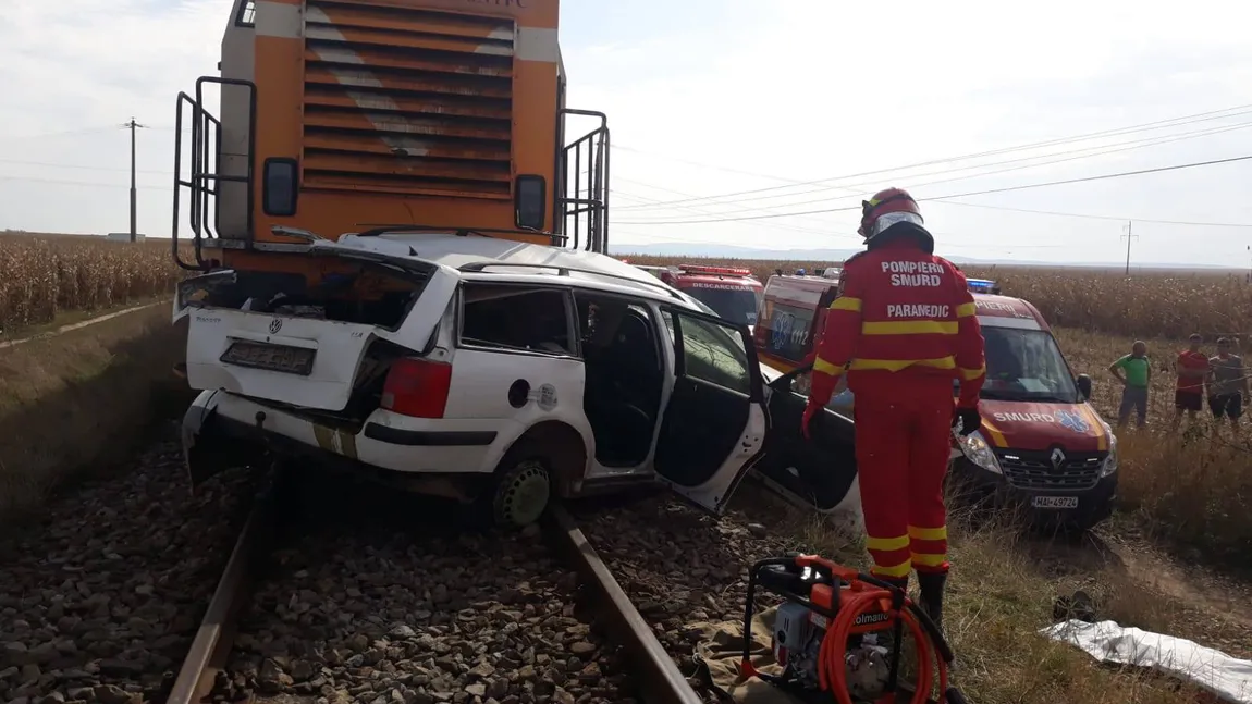 Doi bărbaţi au murit după ce maşina în care se aflau a fost lovită de un tren în Suceava