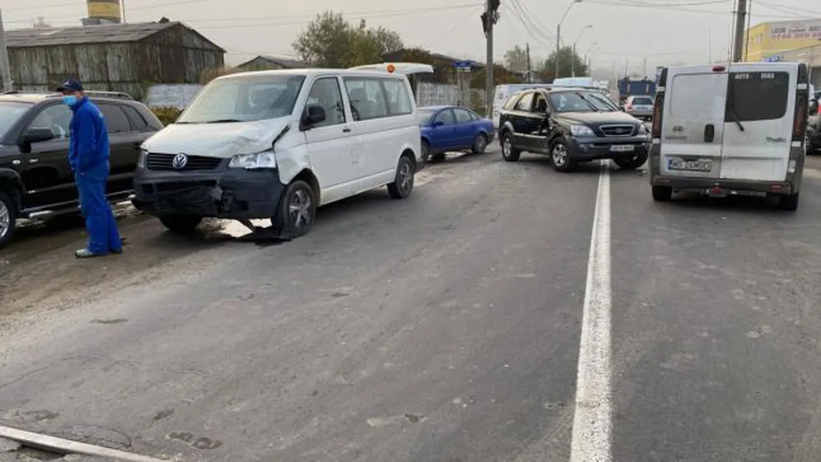 Accident între un autoturism şi un microbuz. Şase persoane au fost rănite