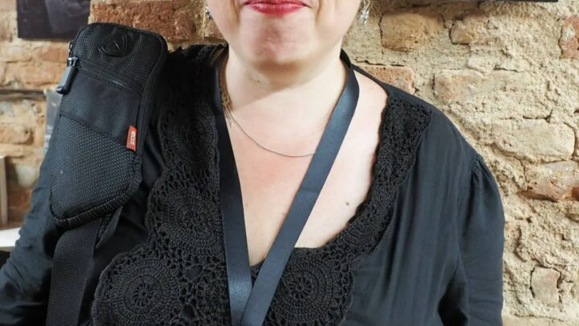 Familia unei regizoare din România, blocată în casă cu cadavrul bunicii infectate cu COVID. Mărturii cutremurătoare