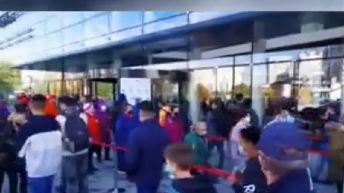 Îmbulzeală la deschiderea unui mall, în plină pandemie