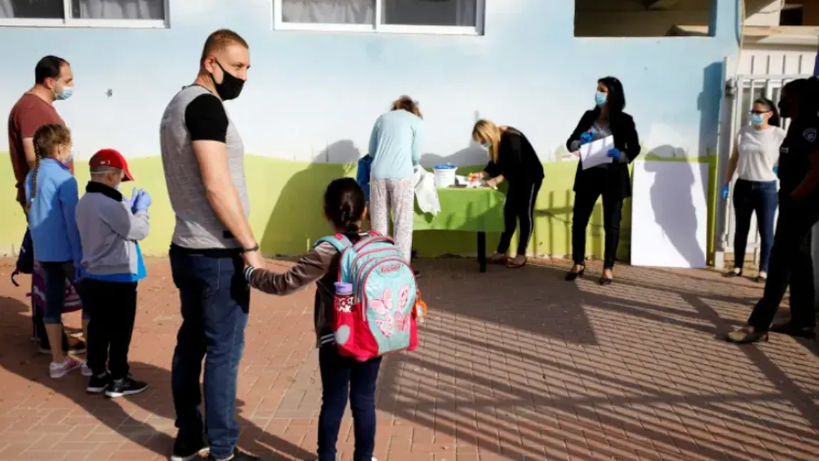 Oraşul din România unde masca va fi obligatorie în jurul şcolilor. În anumite localităţi, va trebui purtată în toate spaţiile deschise