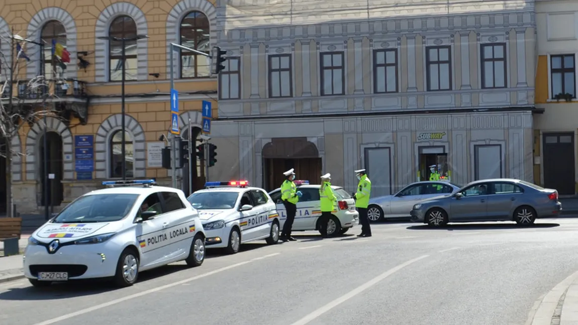 Oamenii legii au împărţit amenzi la un cortegiu funerar. 30 de persoane nu au respectat măsurile impuse de autorităţi