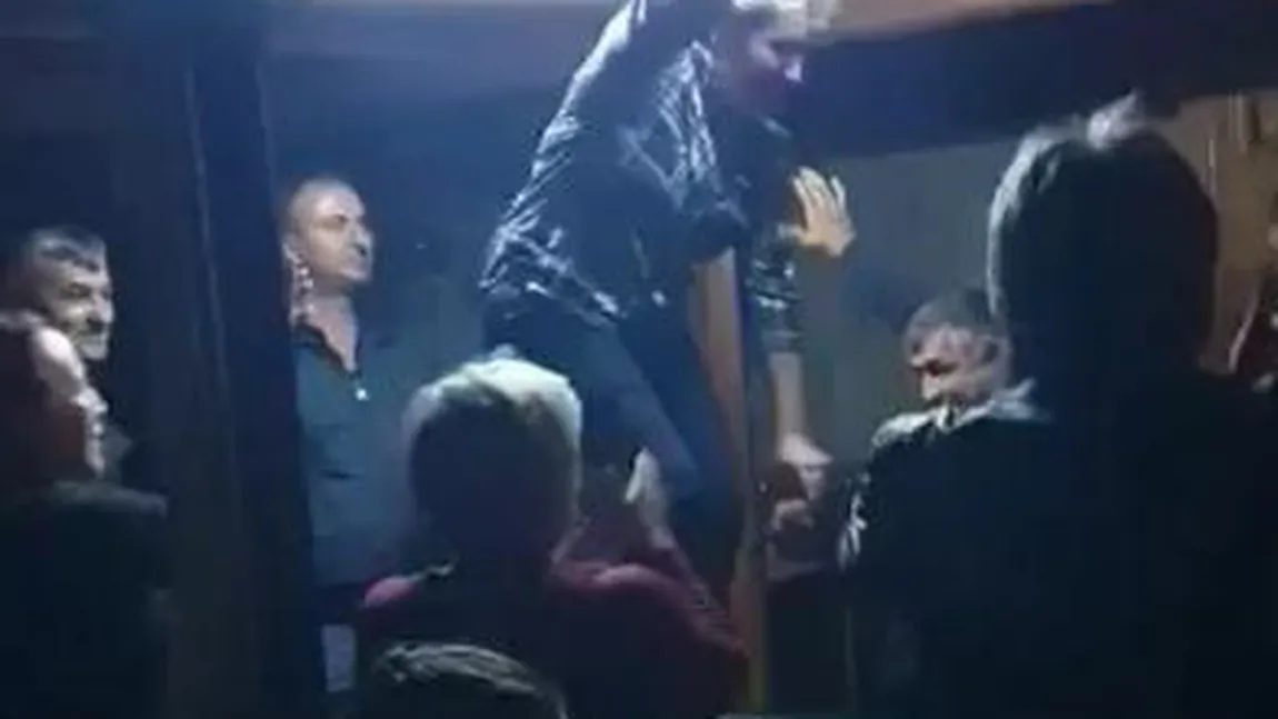 Dosar penal pentru primăriţa care dansează pe masa de biliard. Ea şi invitaţii sunt cercetaţi pentru zădărnicirea combaterii bolilor
