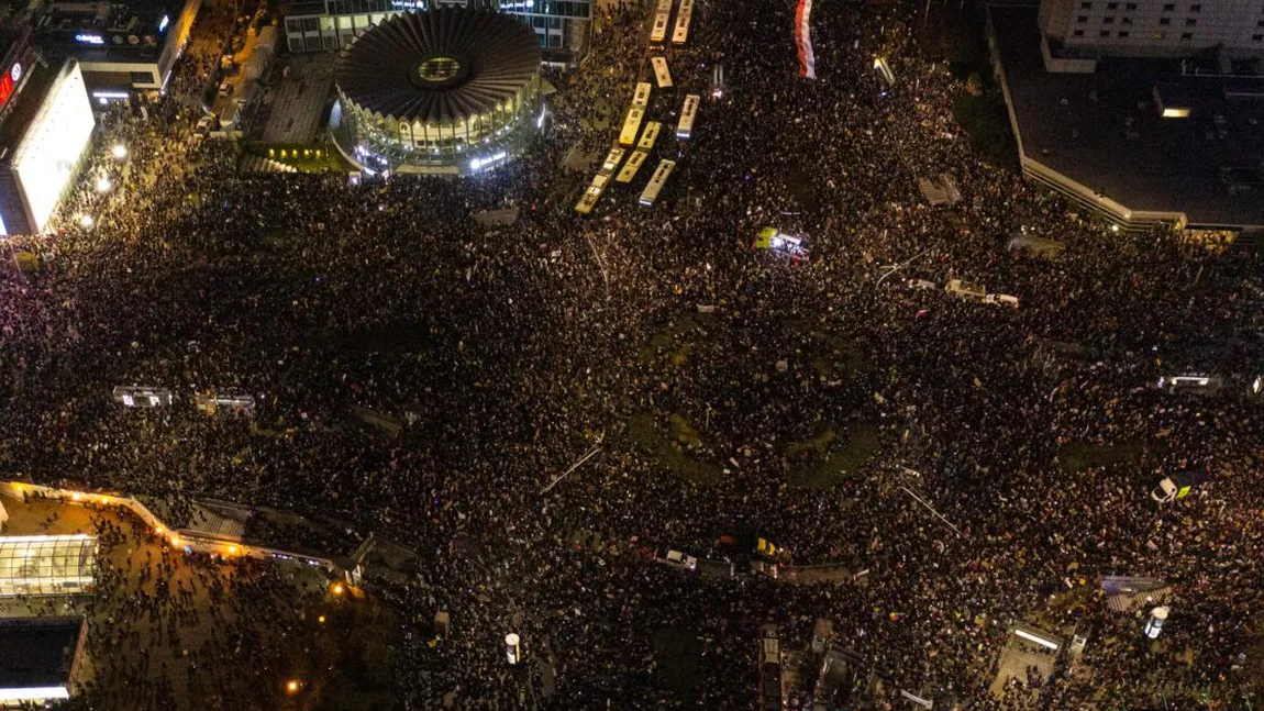 Proteste de amploare în Polonia faţă de interzicerea avortului. Mii de oameni au ieşit în stradă, în plină pandemie VIDEO