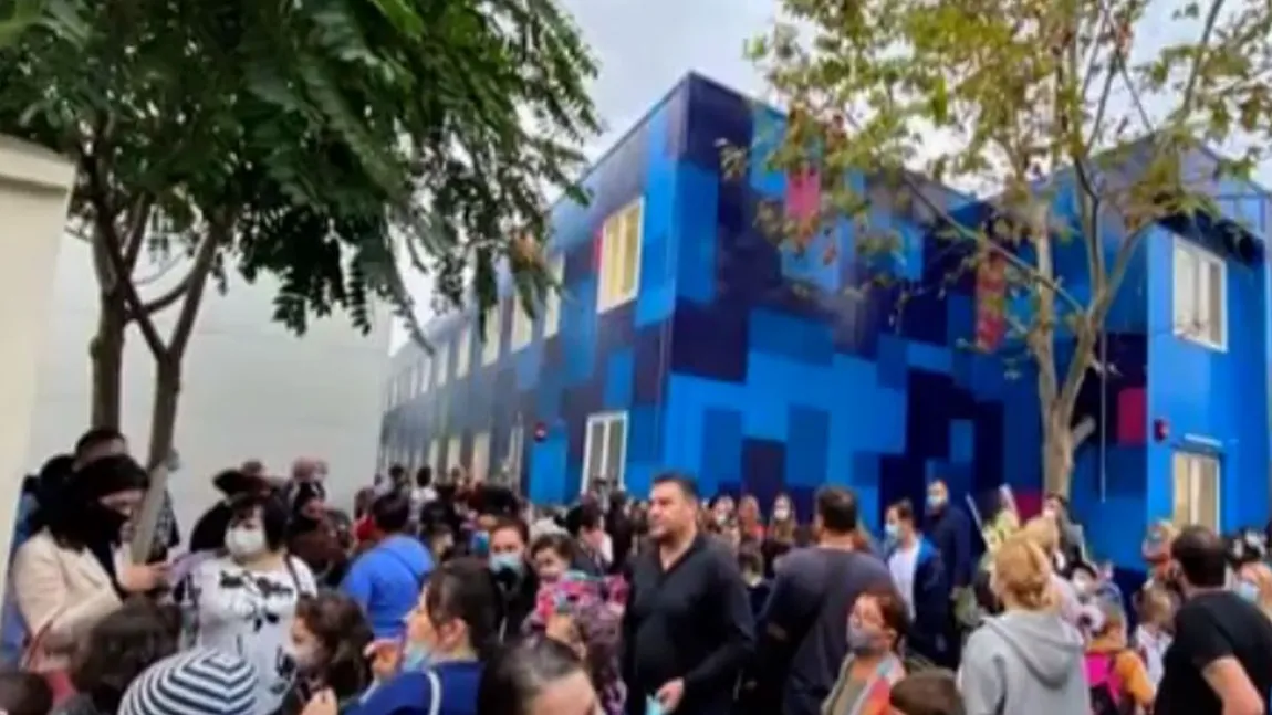 Haos şi îmbulzeală la o unitate de învăţământ din Sectorul 4 al Capitalei! Zeci de elevi şi părinţi, în pericol de infectare