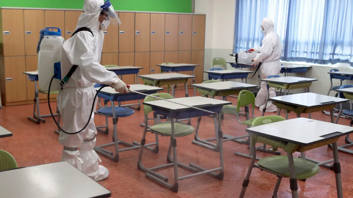 Cum se răspândeşte coronavirusul într-o sală de clasă, dacă profesorul e infectat. Trei scenarii de simulare