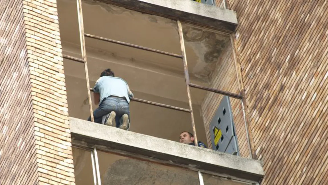 O nouă tragedie. A murit după ce s-a aruncat în casa scării de la etajul 6. Sora murise în împrejurări similare