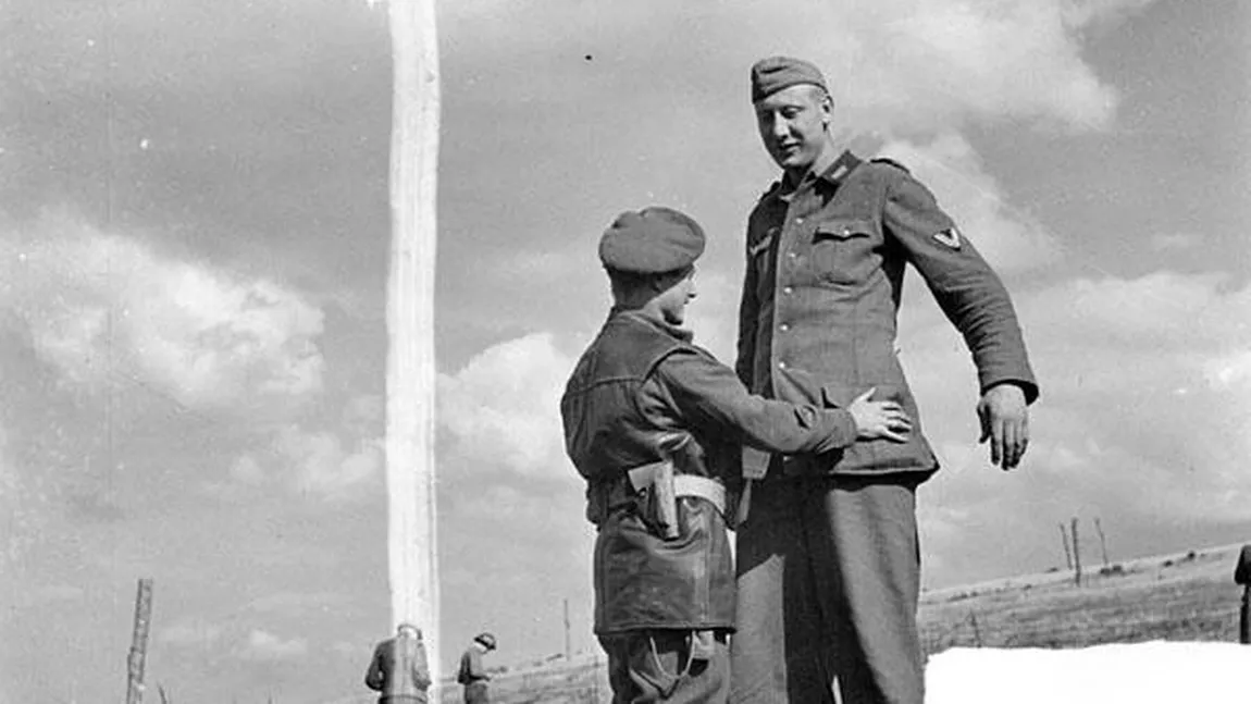 Cel mai înalt soldat german din al Doilea Război Mondial! Avea 2.21 metri iar până să fie recrutat a lucrat la circ! Cum a murit?